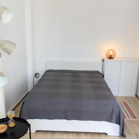 Joli Studio Avec Balcon, Centre Apartment