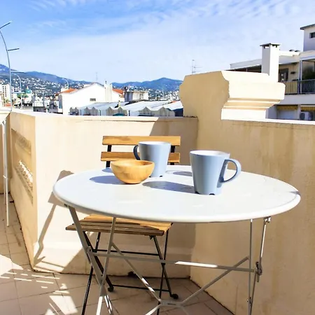 Joli Studio Avec Balcon, Centre Apartment