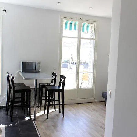 Joli Studio Avec Balcon, Centre Apartment *